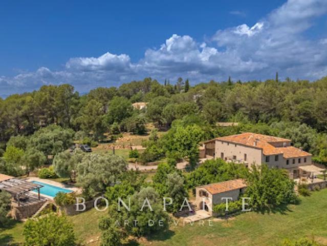 Villa avec piscine et terrasse