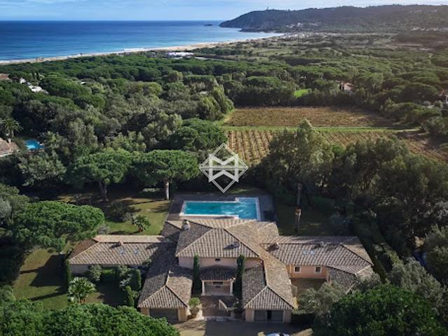 Villa avec piscine et terrasse