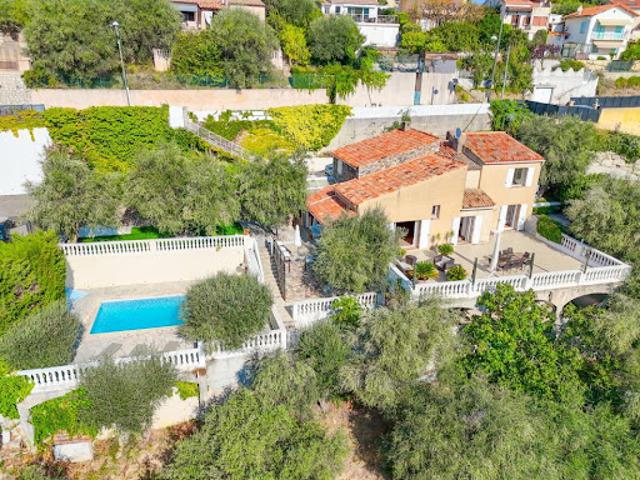 Villa avec piscine et terrasse