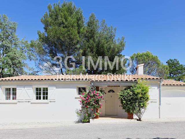 Villa avec piscine et terrasse