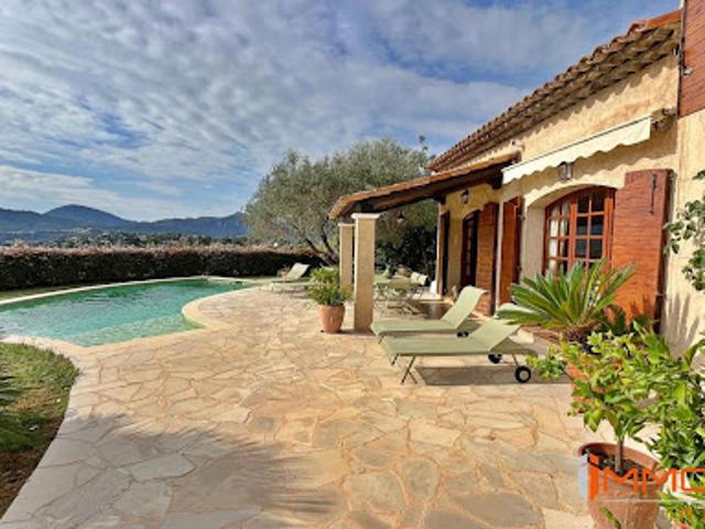 Villa avec piscine et terrasse