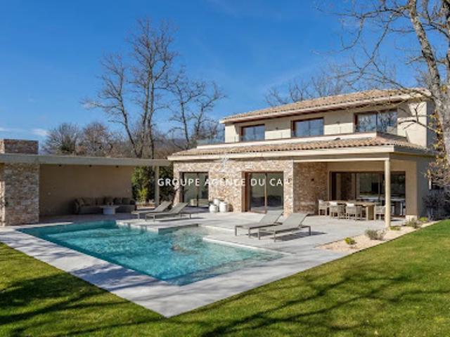 Villa avec piscine et terrasse