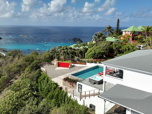 Villa avec piscine et terrasse