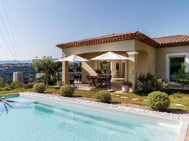 Villa avec piscine et terrasse