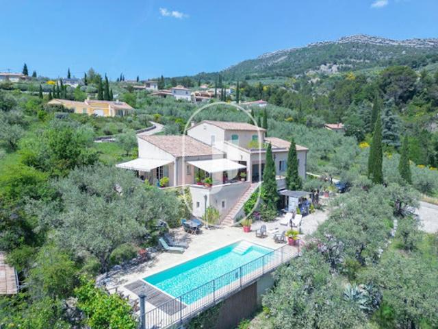 Villa avec piscine et terrasse