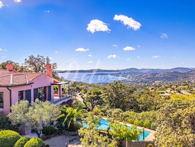 Villa avec piscine et terrasse