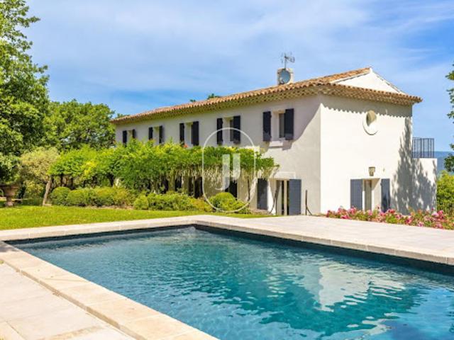 Villa avec piscine et terrasse