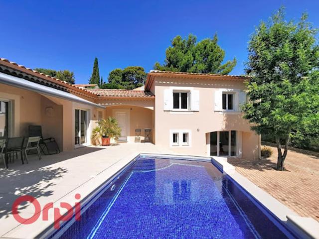 Villa avec piscine et terrasse