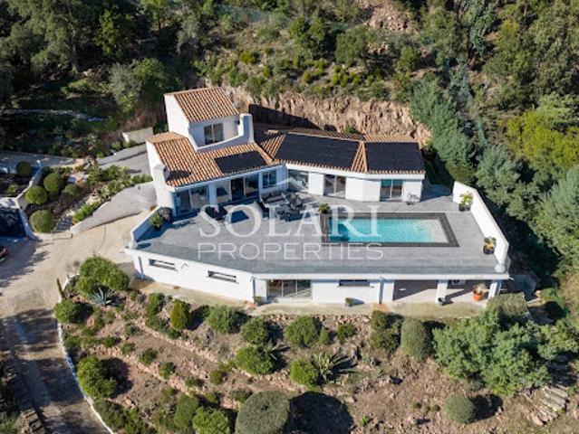 Villa avec piscine et terrasse