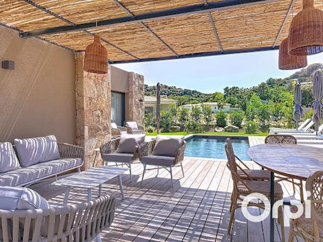 Villa avec piscine et terrasse