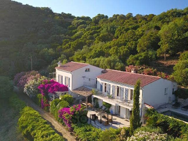 Villa avec piscine et terrasse