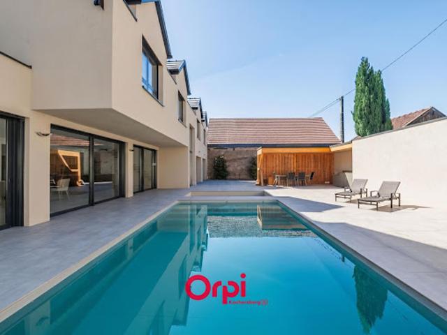 Villa avec piscine et terrasse