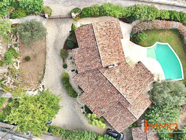 Villa avec piscine et terrasse
