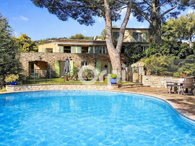 Villa avec piscine et terrasse
