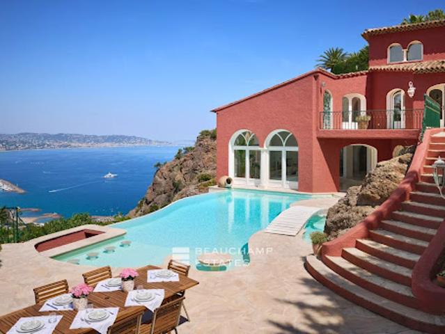 Villa avec piscine et terrasse