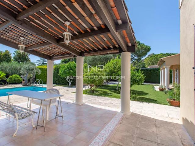 Villa avec piscine et terrasse