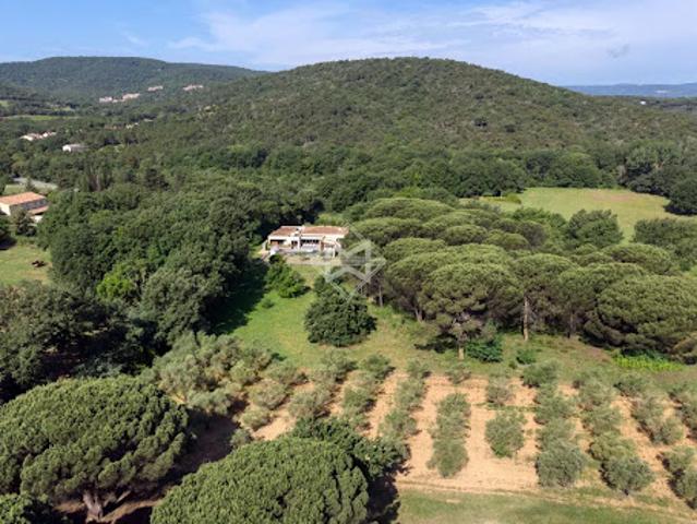 Villa avec piscine et terrasse