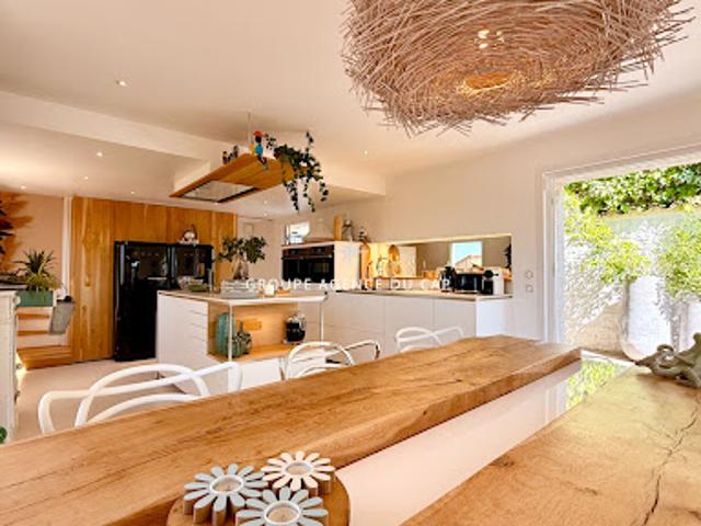 Villa avec piscine et terrasse