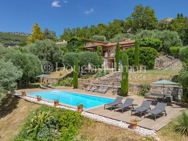Villa avec piscine et terrasse
