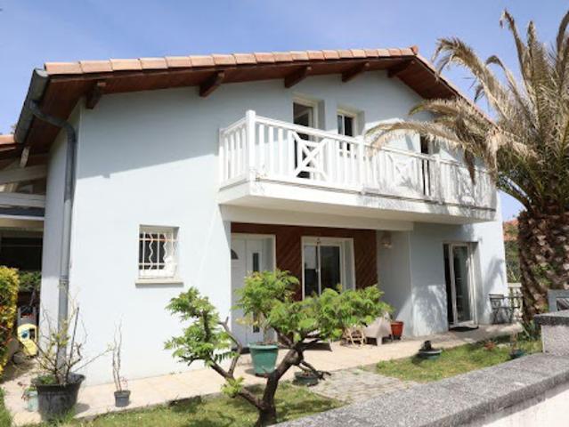 Villa avec piscine et terrasse