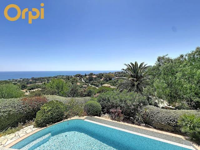 Villa avec piscine et terrasse