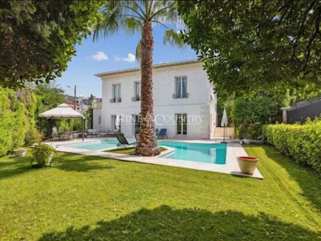 Villa avec piscine et terrasse