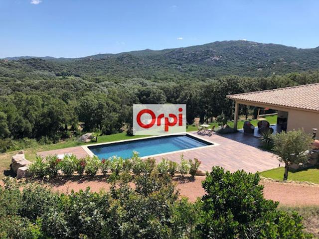 Villa avec piscine et terrasse