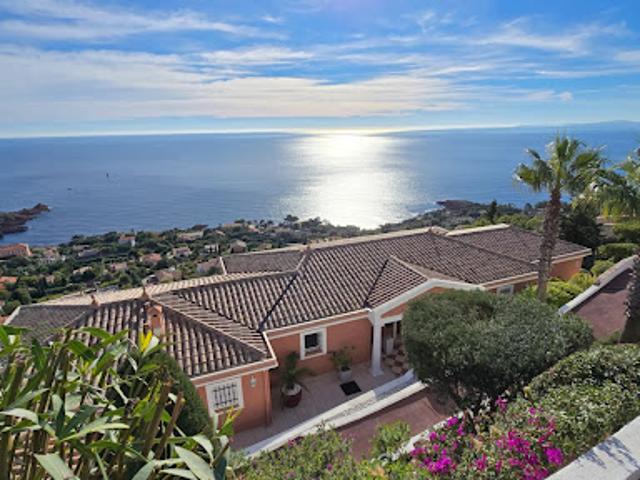 Villa avec piscine et terrasse