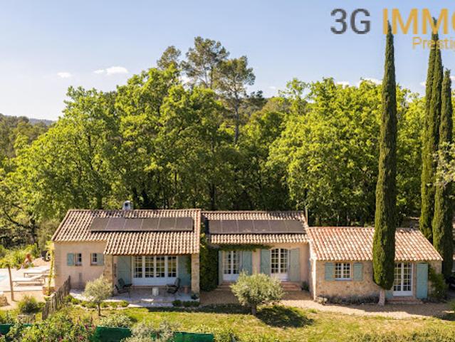 Villa avec piscine et terrasse