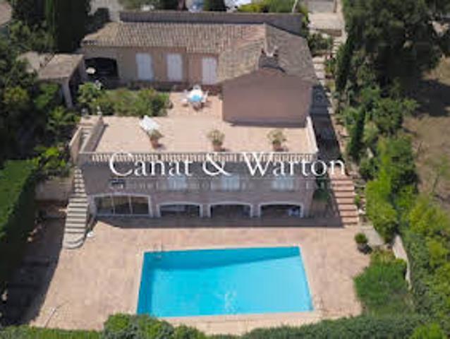 Villa avec piscine et terrasse