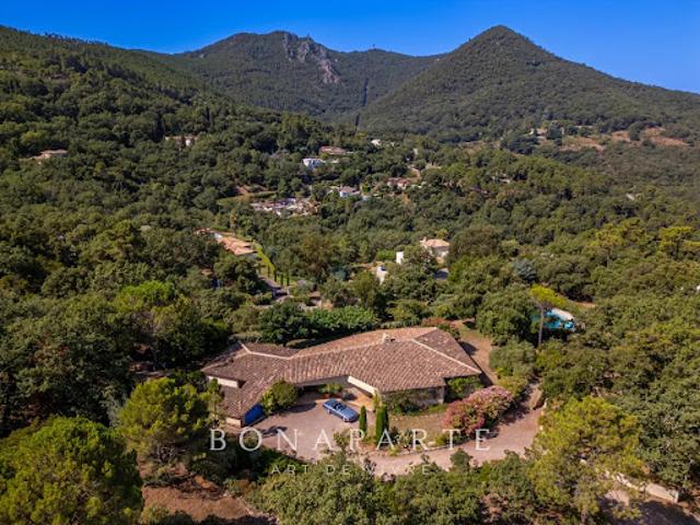 Villa avec piscine et terrasse