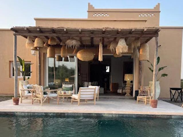 Villa avec piscine et terrasse