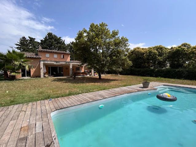 Villa avec piscine et terrasse