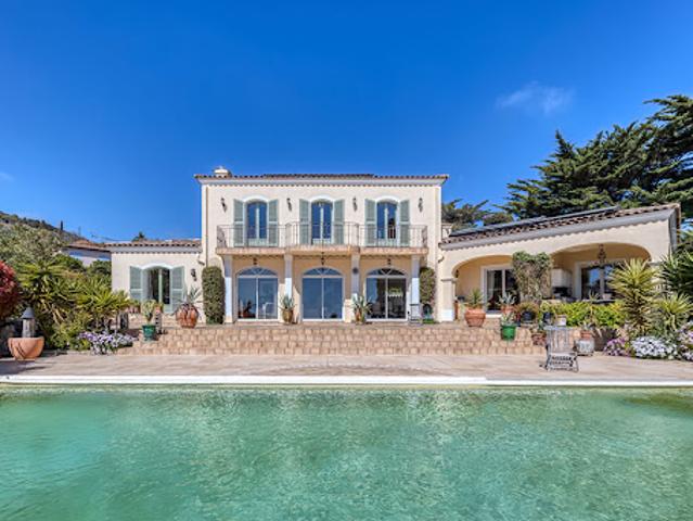 Villa avec piscine et terrasse