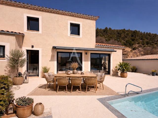 Villa avec piscine et terrasse