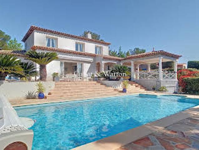 Villa avec piscine et terrasse