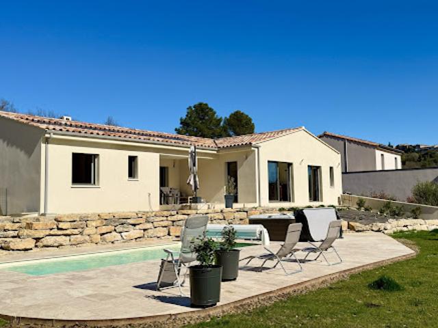 Villa avec piscine et terrasse