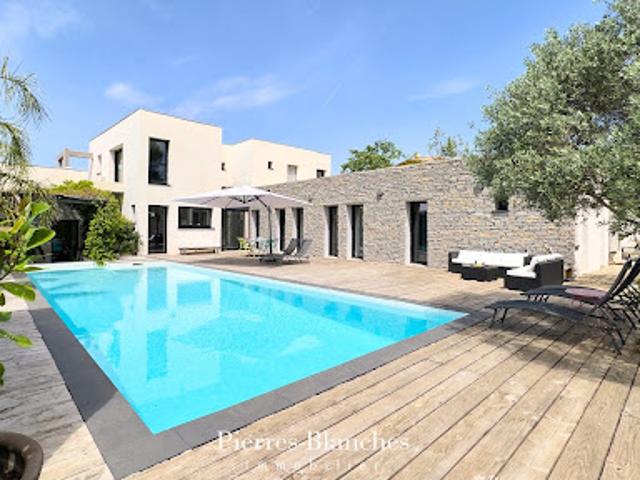 Villa avec piscine et terrasse