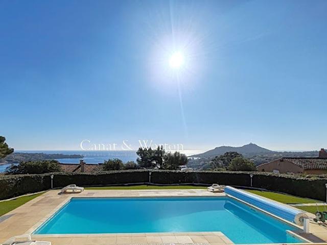 Villa avec piscine et terrasse