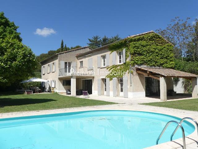 Villa avec piscine et terrasse