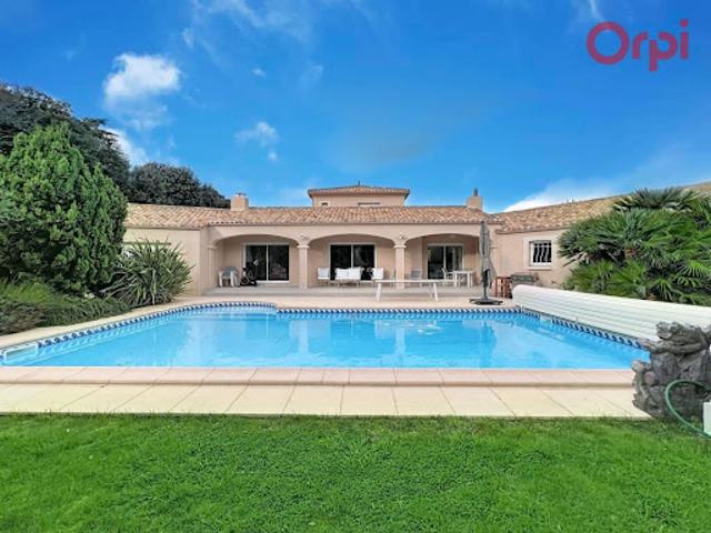 Villa avec piscine et terrasse