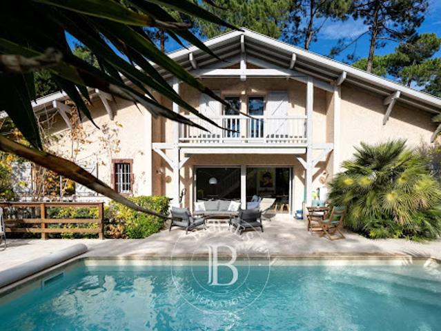 Villa avec piscine et terrasse
