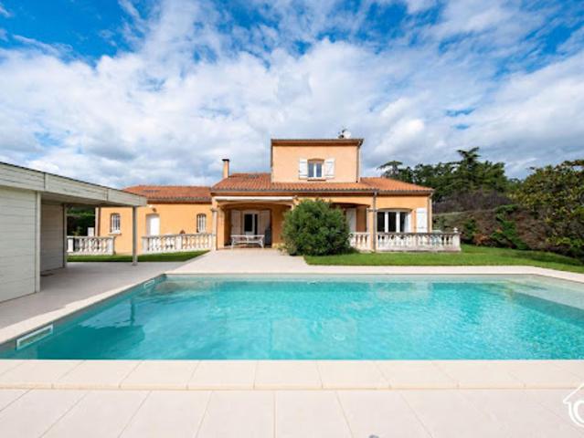 Villa avec piscine et terrasse