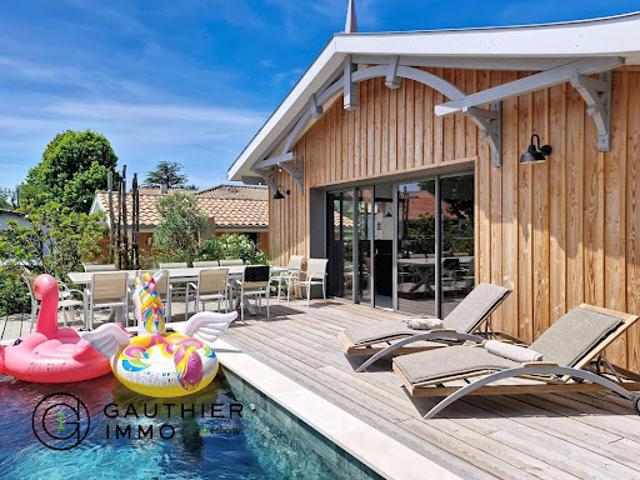 Villa avec piscine et terrasse