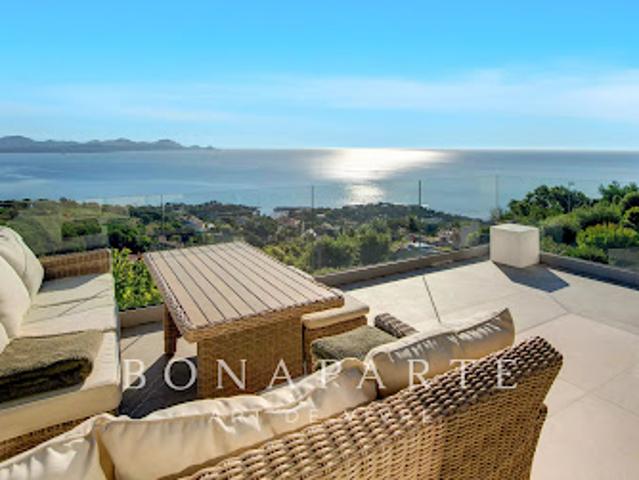 Villa avec piscine et terrasse