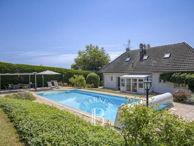 Villa avec piscine et terrasse