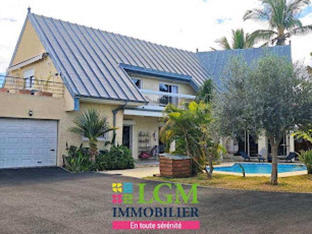 Villa avec piscine et terrasse