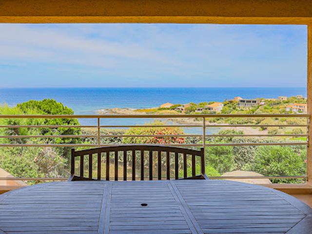 Villa avec piscine et terrasse