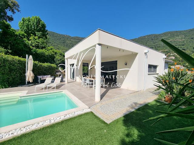 Villa avec piscine et terrasse