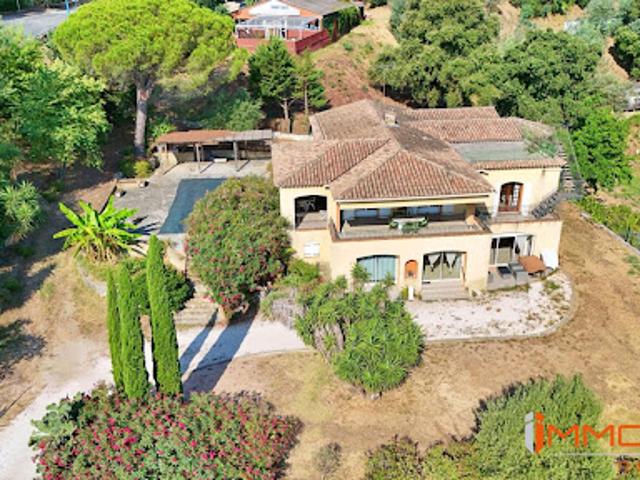 Villa avec piscine et terrasse